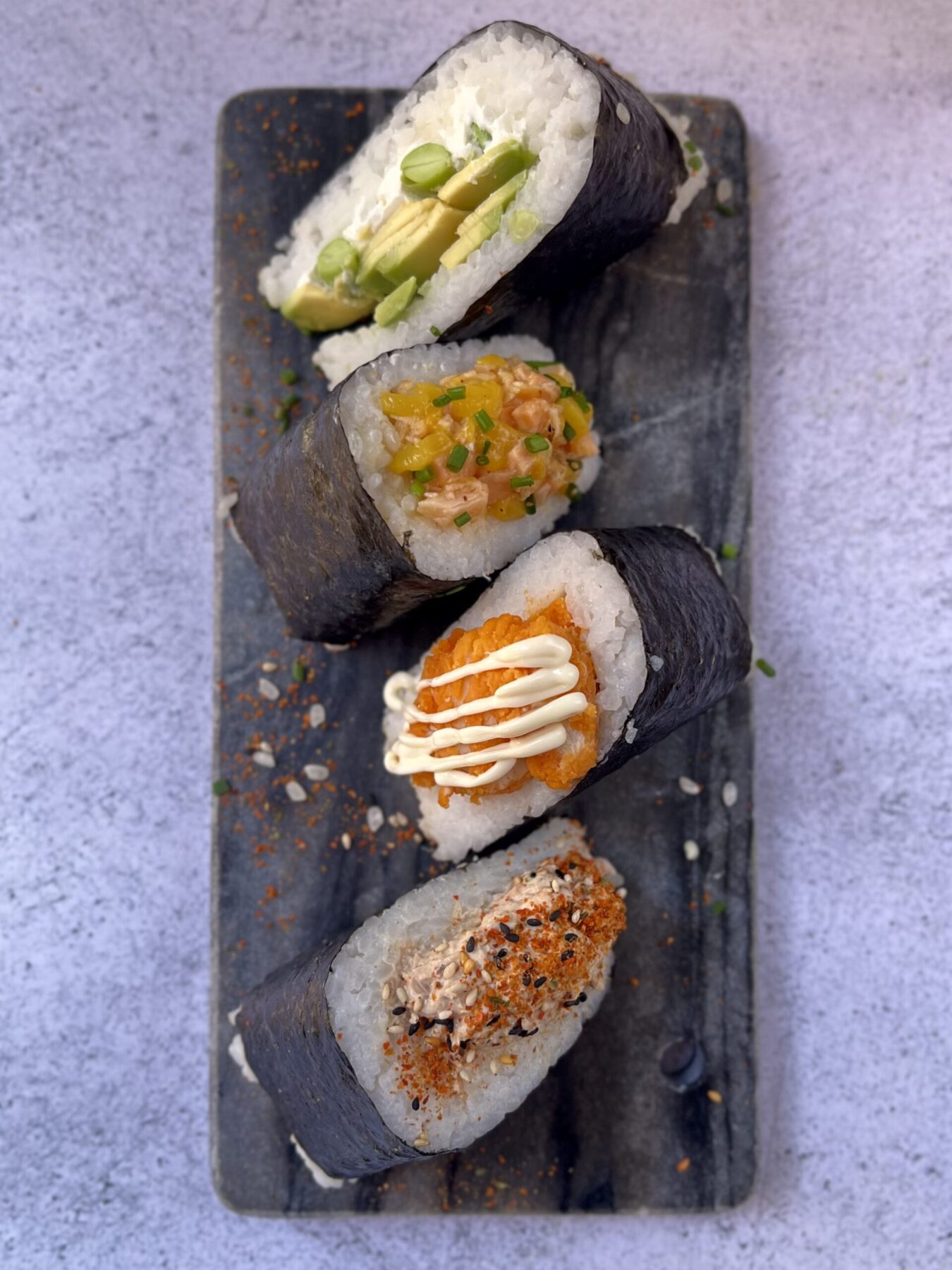 Sushi variés sur un plateau, idée de Kumo, Boulangerie-pâtisserie Japonaise Toulouse.