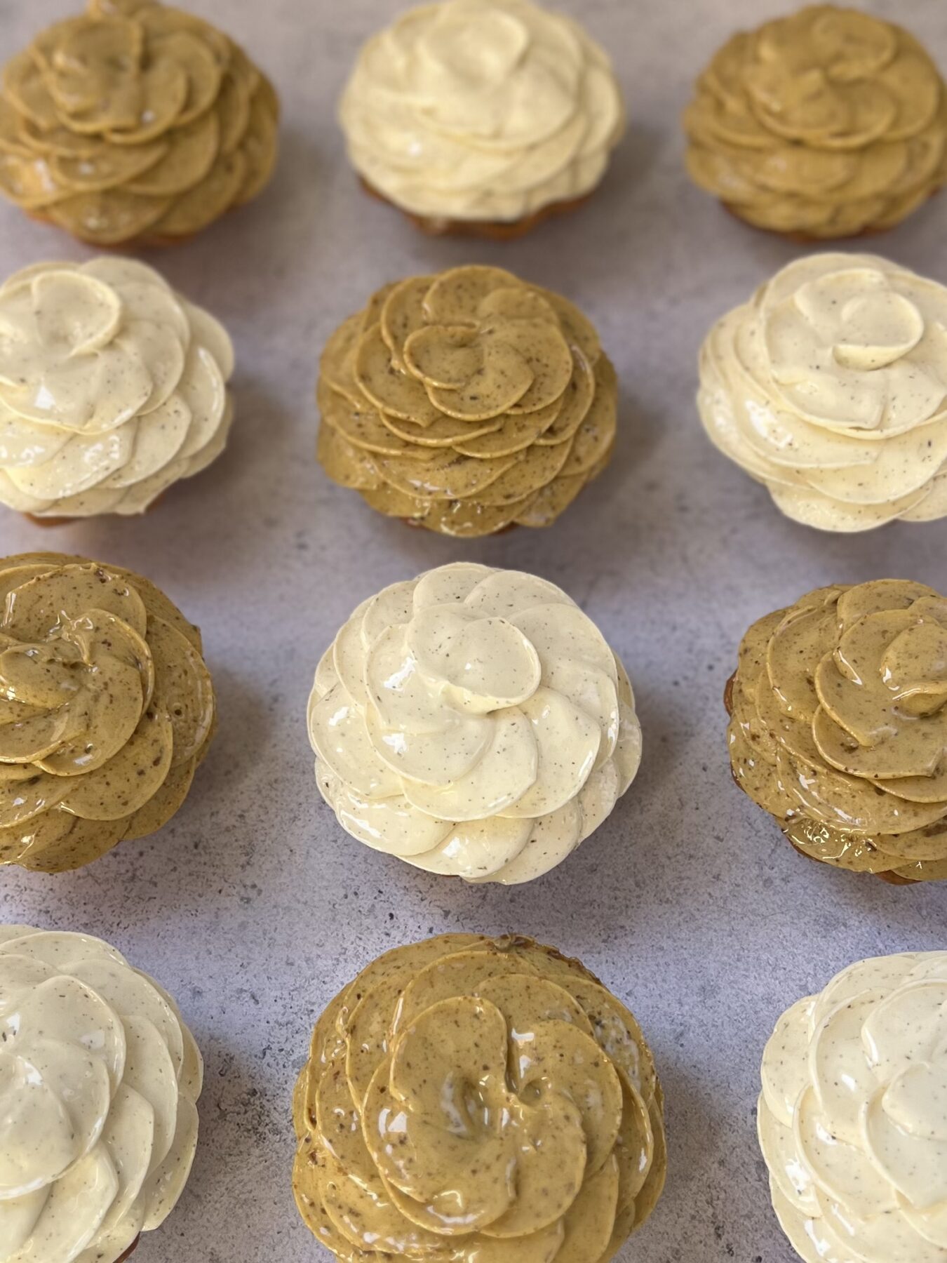 Gâteaux décorés de crème en fleurs, Kumo; Boulangerie-pâtisserie Japonaise Toulouse