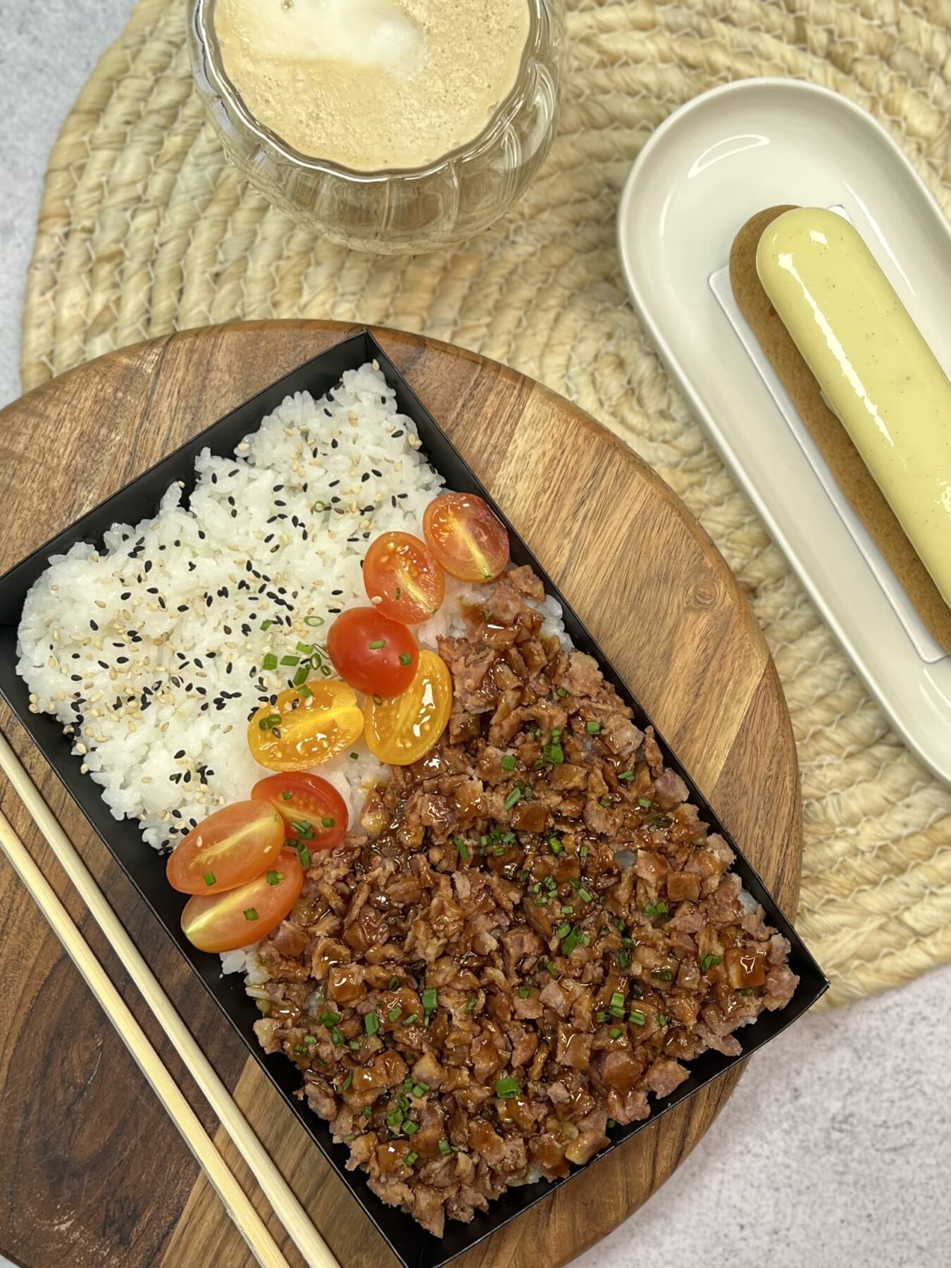 Bento délicieux avec viande, riz et tomates cerises - Kumo, Boulangerie-pâtisserie Japonaise Toulouse.