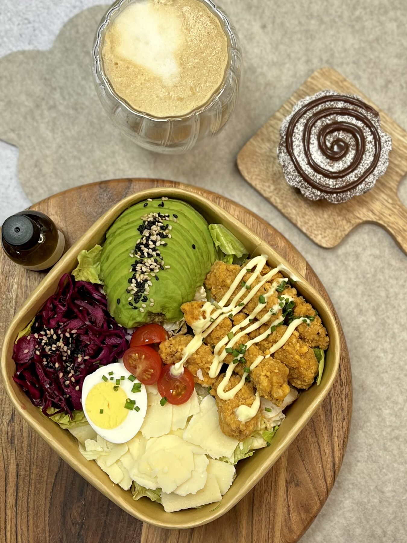 Salade colorée avec avocat, œuf, tomates et plat sucré de Kumo, Toulouse.