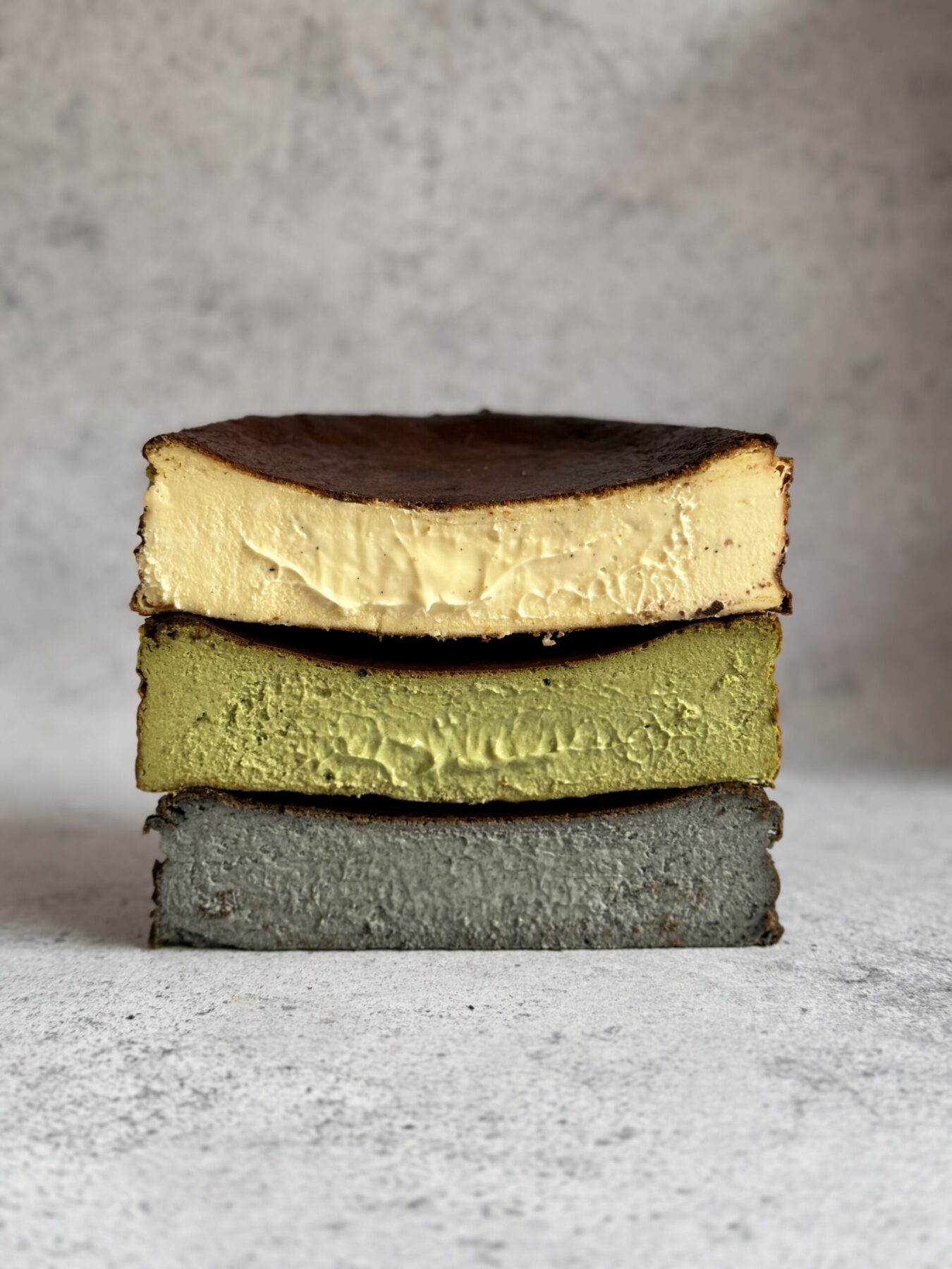 Gâteaux empilés : cheesecake, matcha et charbon, Kumo Toulouse.