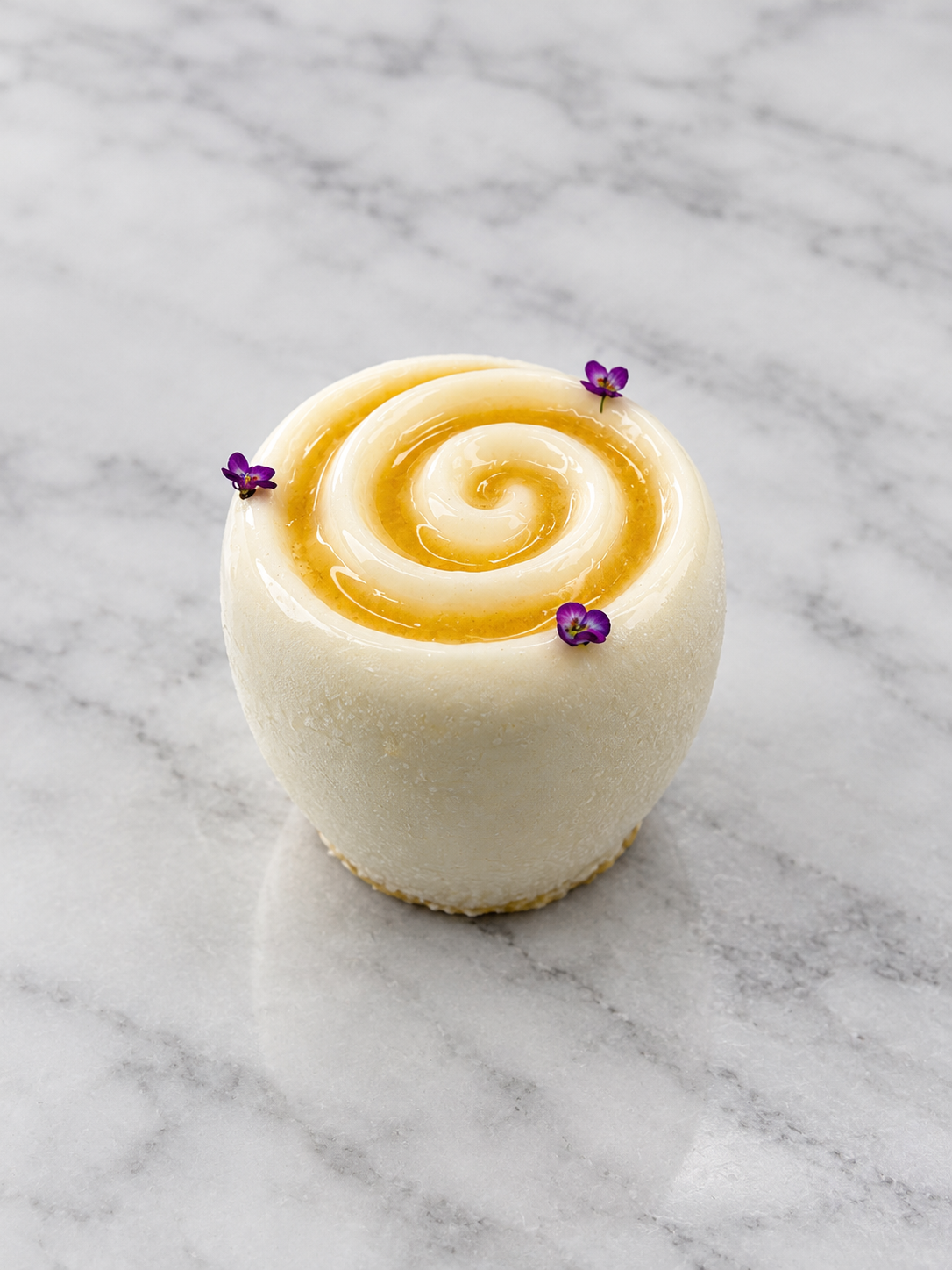 Dessert crémeux avec spirale dorée et fleurs, Kumo, Boulangerie-pâtisserie Japonaise Toulouse.